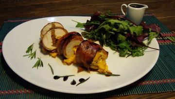 Рецепт Рулета из цесарки с чеддером и вялеными томатами под соусом терьяки