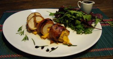 Рецепт Рулета из цесарки с чеддером и вялеными томатами под соусом терьяки