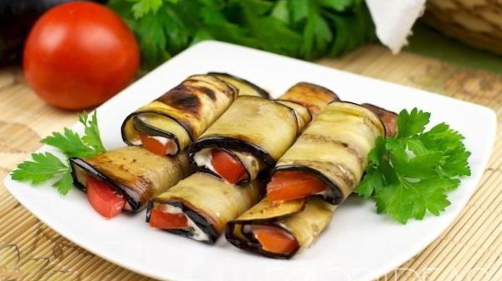 Как приготовить рулетики из баклажанов с помидорами