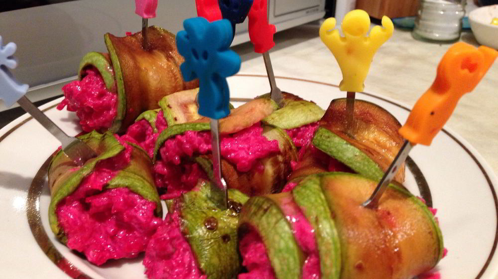 Как приготовить рулетики из кабачка со свекольной начинкой