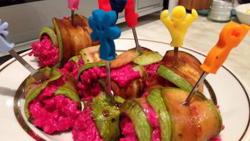 Рецепт Рулетиков из кабачка со свекольной начинкой