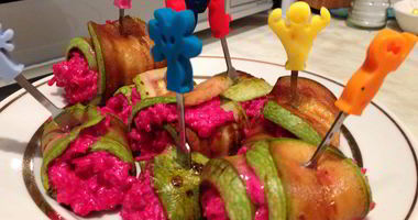 Рецепт Рулетиков из кабачка со свекольной начинкой