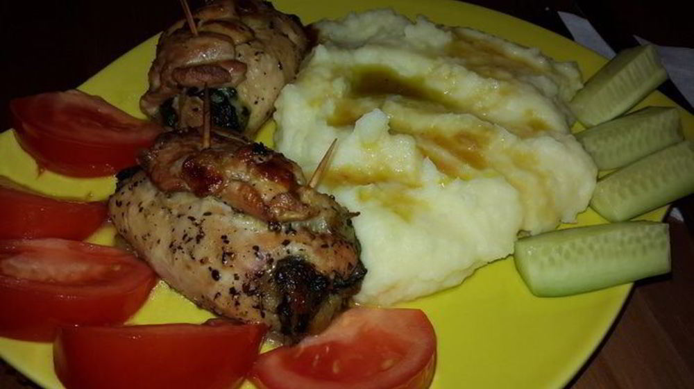 Как приготовить рулетики из курицы со шпинатом и картофельное пюре