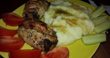 Рецепт Рулетиков из курицы со шпинатом и картофельное пюре