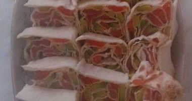 Рецепт Рулетиков с красной рыбой и авокадо