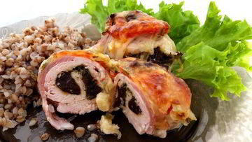 Рецепт Рулетов из куриного филе с зеленью и черносливом