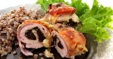 Рецепт Рулетов из куриного филе с зеленью и черносливом