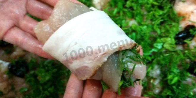 Рецепт рулетов из куриного филе с зеленью и черносливом