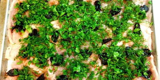 Рецепт рулетов из куриного филе с зеленью и черносливом