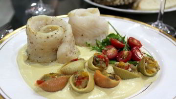 Рецепт Рыбных рулетов с соусом сабайон из сладкой кукурузы и фаршированные мини-конкильони