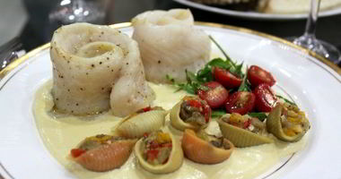Рецепт Рыбных рулетов с соусом сабайон из сладкой кукурузы и фаршированные мини-конкильони