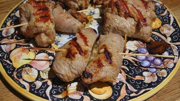 Рецепт Телячьих рулетиков на шпажках с изюмом и орехами