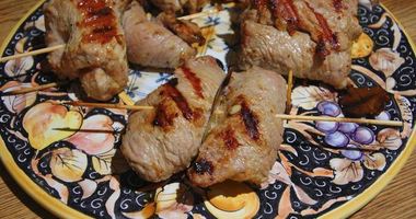 Рецепт Телячьих рулетиков на шпажках с изюмом и орехами