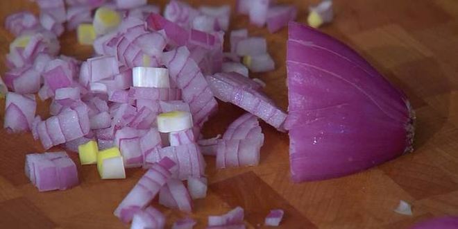 Рецепт телячьих рулетиков на шпажках с изюмом и орехами