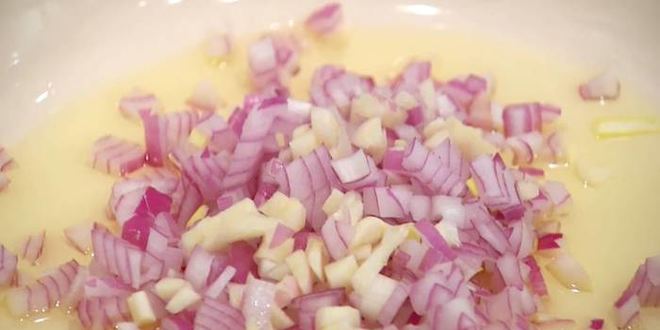 Рецепт телячьих рулетиков на шпажках с изюмом и орехами