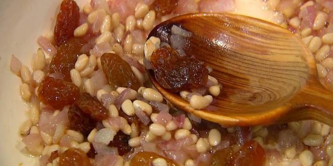 Рецепт телячьих рулетиков на шпажках с изюмом и орехами