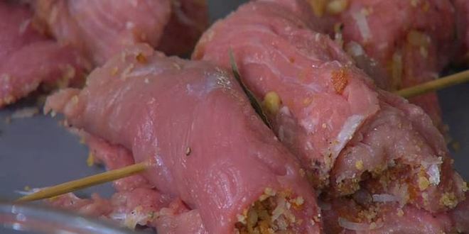 Рецепт телячьих рулетиков на шпажках с изюмом и орехами