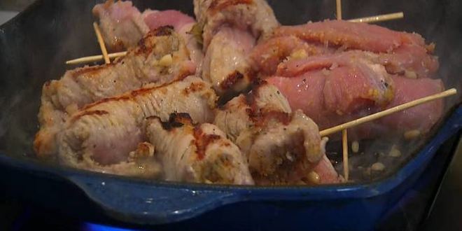 Рецепт телячьих рулетиков на шпажках с изюмом и орехами