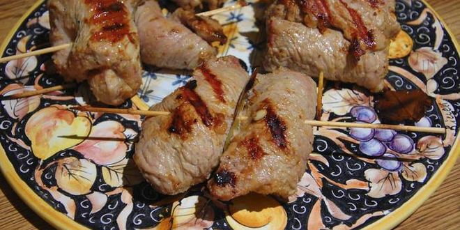Рецепт телячьих рулетиков на шпажках с изюмом и орехами