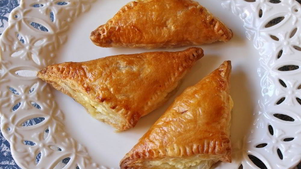 Как приготовить самсу из слоеного теста с сыром