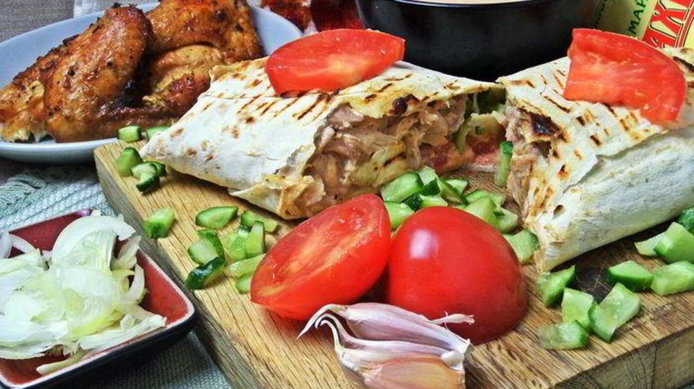 Как приготовить шаверму с запеченной курицей и майонезным соусом