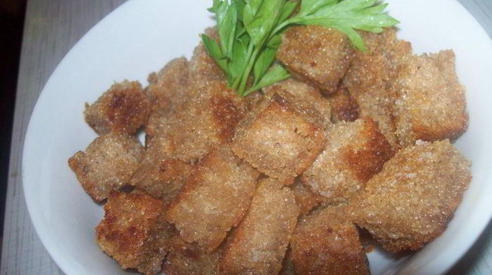 Как приготовить чесночно-лимонные сухарики для салатов