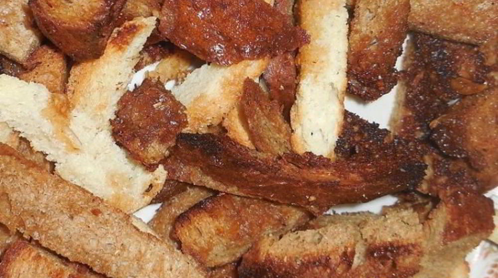 Как приготовить домашние сухарики в духовке