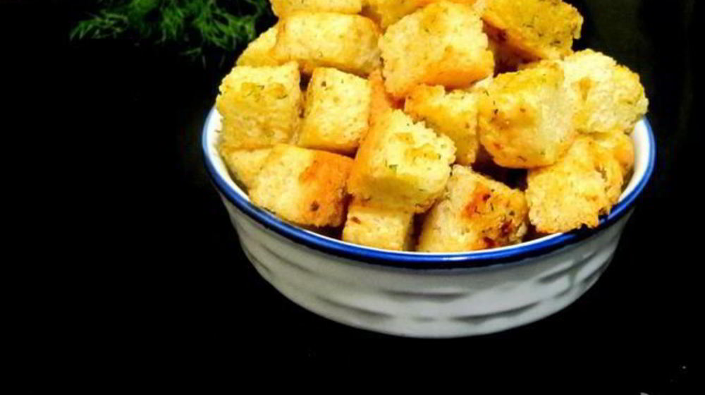 Как приготовить луковые сухарики к салатам и супам