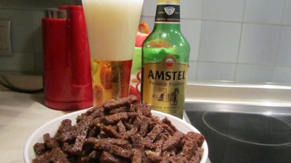 Как приготовить сухарики из черного хлеба с чесноком