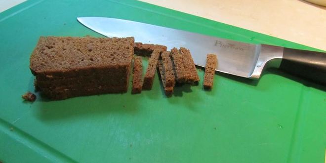 Рецепт сухариков из черного хлеба с чесноком