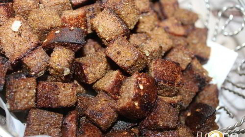 Как приготовить сухарики из черного хлеба со специями и базиликом