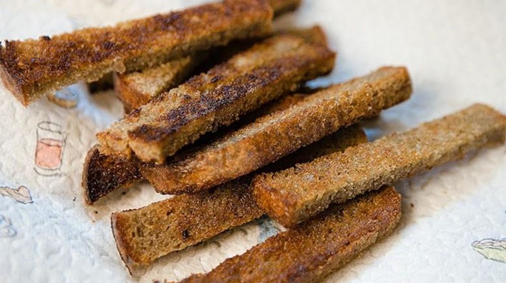 Как приготовить сухарики из черного хлеба в духовке