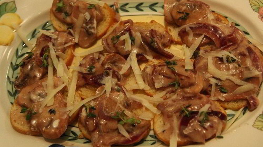 Как приготовить сухарики с грибной начинкой, сыром и зеленью