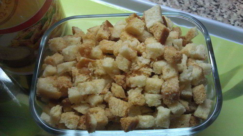 Как приготовить сухарики с пармезаном