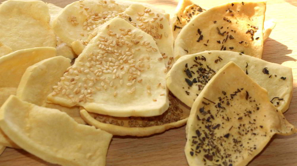 Как приготовить сырные сухарики