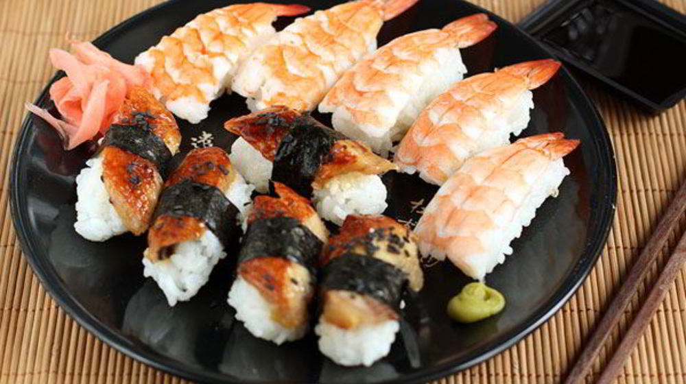 Как приготовить суши с креветкой, угрем и омлетом