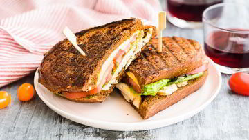 Рецепт Горячего сэндвича с курицей, сыром и помидорами