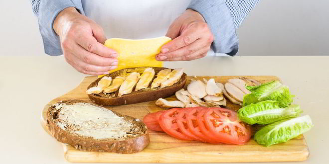 Рецепт горячего сэндвича с курицей, сыром и помидорами