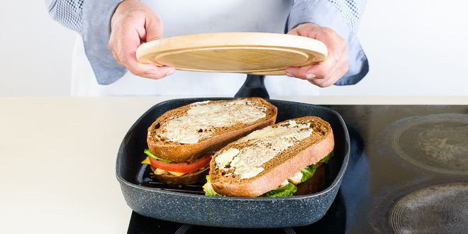 Рецепт горячего сэндвича с курицей, сыром и помидорами