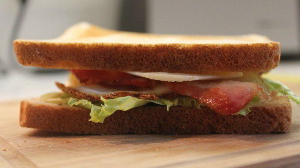 Как приготовить клаба-сэндвича с беконом, яйцом и сыром