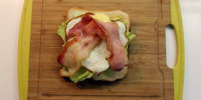 Рецепт клаба-сэндвича с беконом, яйцом и сыром