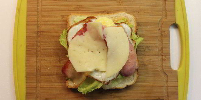 Рецепт клаба-сэндвича с беконом, яйцом и сыром