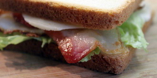 Рецепт клаба-сэндвича с беконом, яйцом и сыром