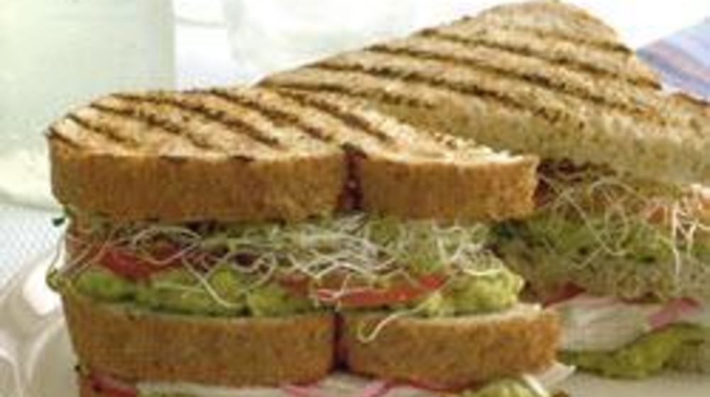 Как приготовить клаба сэндвич с курицей, авокадо и люцерной