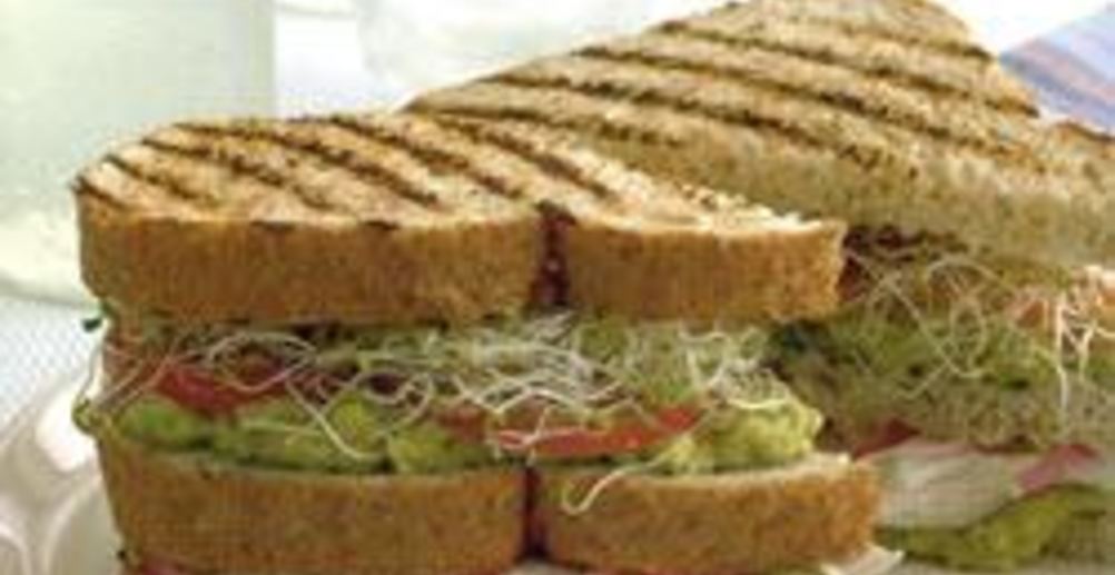 Рецепт сэндвич с курицей, помидорами и красным луком