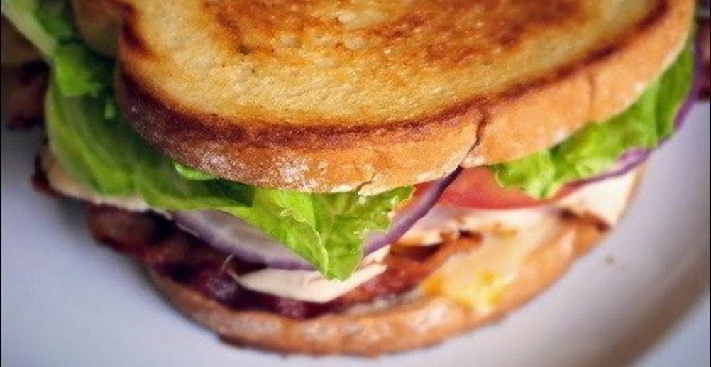 Рецепт сэндвич с сосисками, перцем и репчатым луком