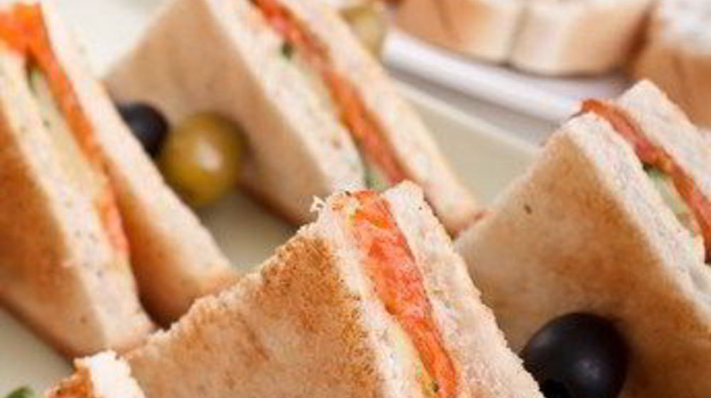 Как приготовить легкие сэндвичи с авокадо и копченым лососем