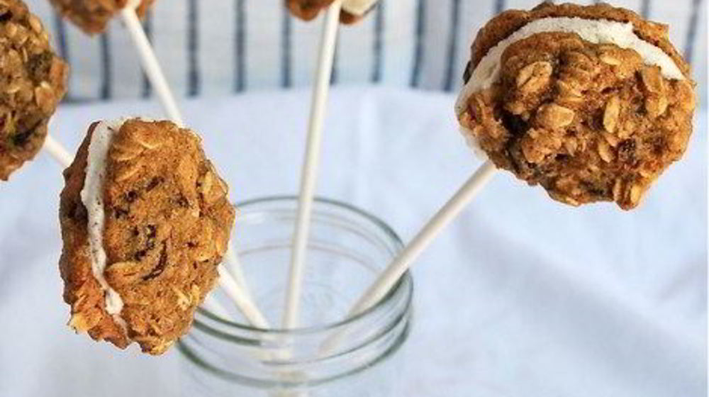 Как приготовить мини-сэндвичи с овсяным печеньем и коричным мороженым на палочке