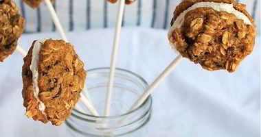 Рецепт Мини-сэндвичей с овсяным печеньем и коричным мороженым на палочке