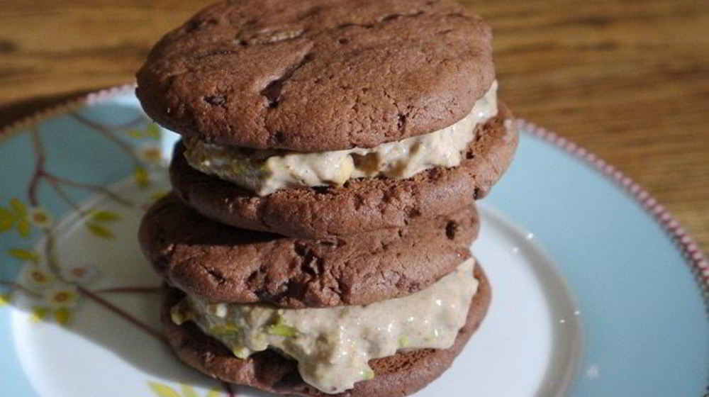 Как приготовить шоколадные сэндвичи с фисташковым мороженым